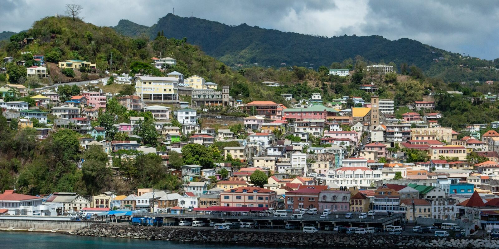 St. George’s auf Grenada vom Wasser aus Blick vom Wasser auf St. George’s, die Hauptstadt von Grenada