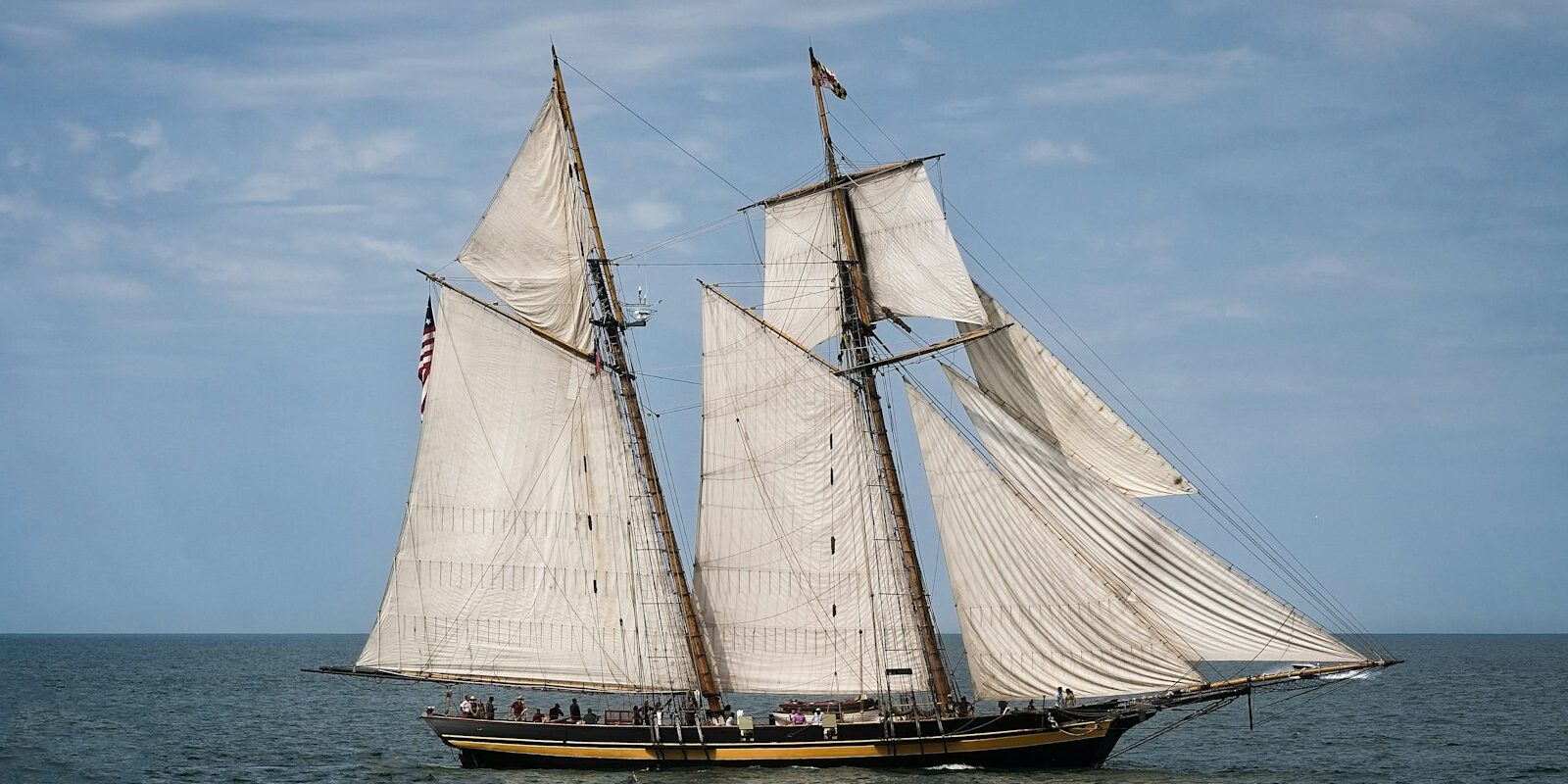 Traditionssegler mit gesetzten Segeln auf der Ostsee Traditionssegler mit gesetzten Segeln auf der Ostsee