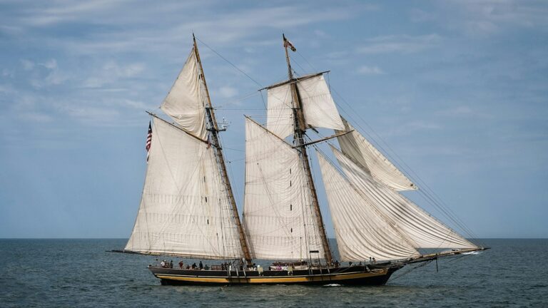Traditionssegler mit gesetzten Segeln auf der Ostsee