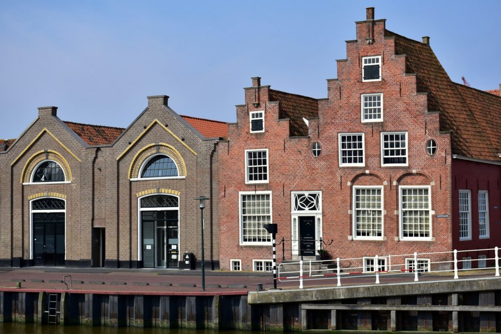 Historische Giebelhäuser an der Hafenkante von Harlingen