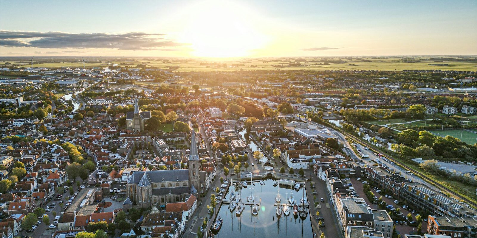 Blick über Harlingen mit Hafen und Altstadt bei Sonnenuntergang