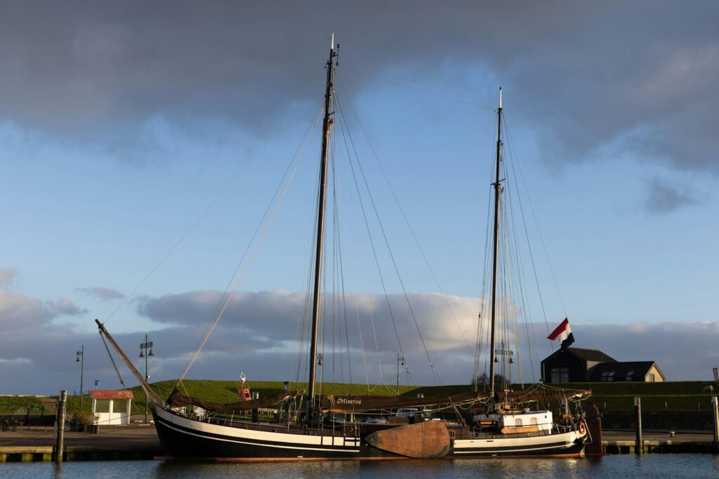 Traditionelles Segelschiff im Hafen von Harlingen