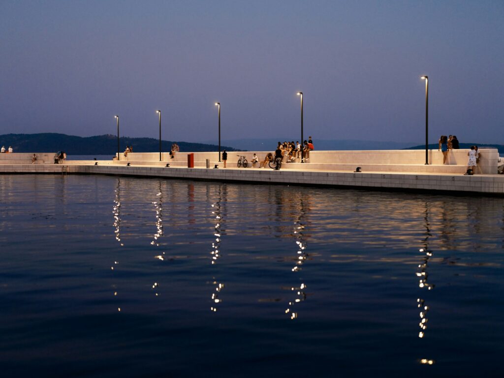 Mole in der Bucht von Kaštela am Abend