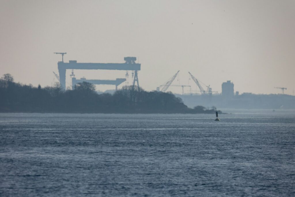 Kieler Förde mit Werftkränen
