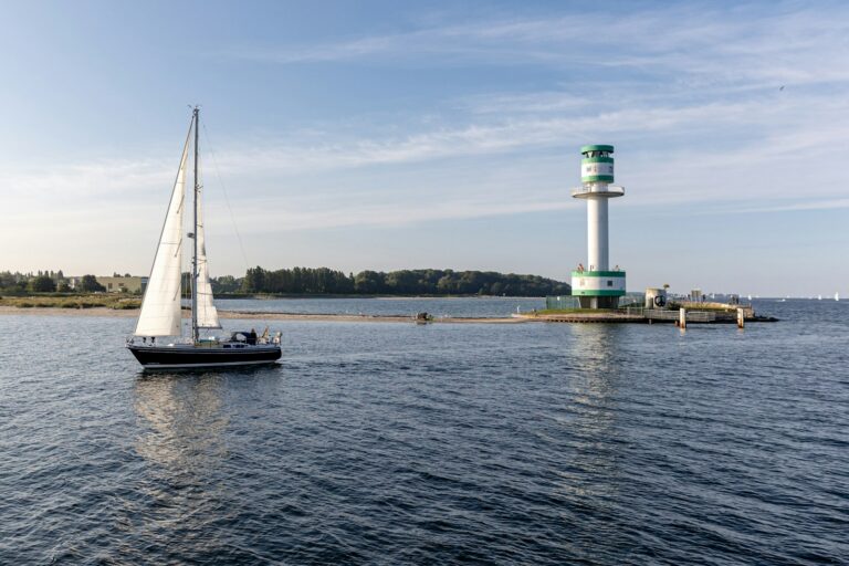 Segelboot am Leuchtturm Friedrichsort in der Kieler Förde