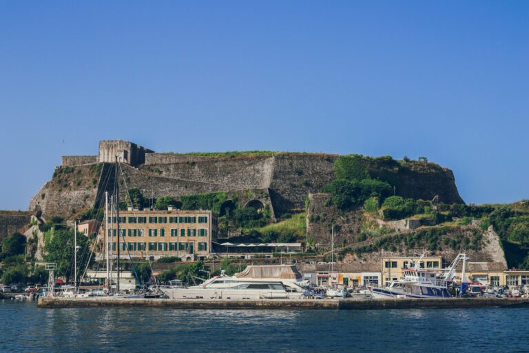 Alte Festung von Korfu-Stadt vom Wasser aus