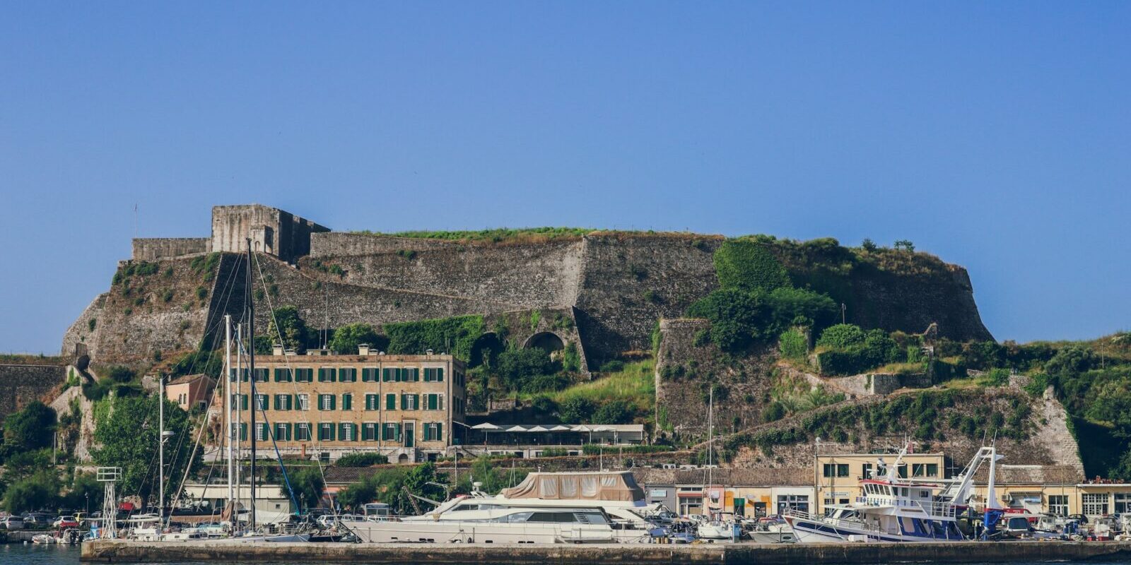 Alte Festung von Korfu-Stadt vom Wasser aus Alte Festung von Korfu-Stadt vom Wasser aus