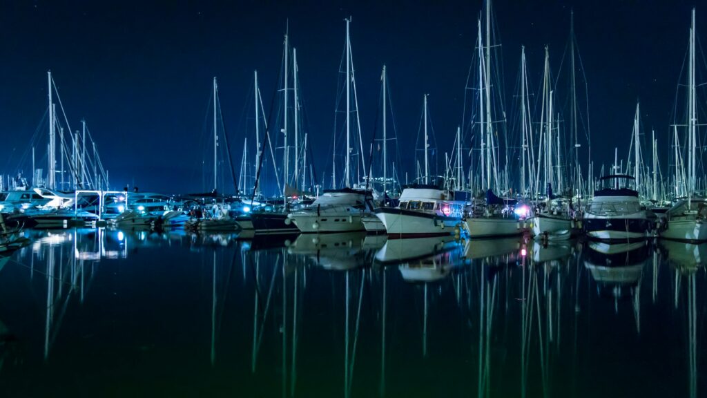 Yachten in Gouvia auf Korfu bei Nacht