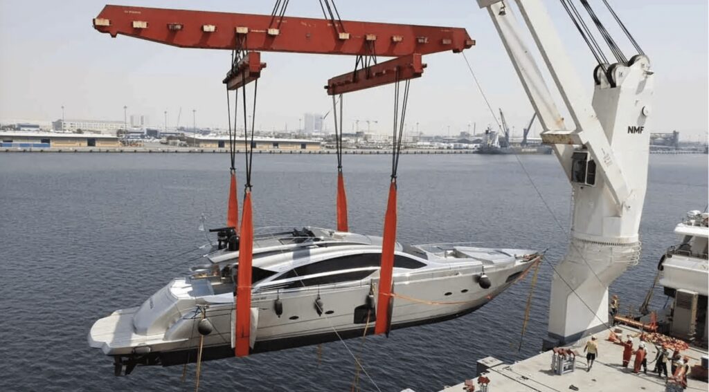 kran_yacht_am_haken_2