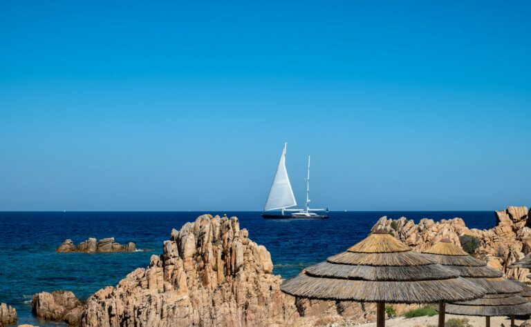 Segelyacht im La-Maddalena-Archipel