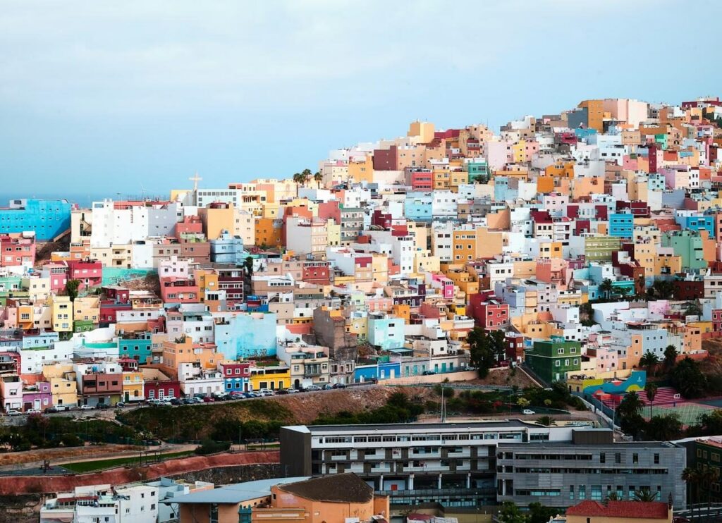 Bunte Häuser am Hang in Las Palmas de Gran Canaria