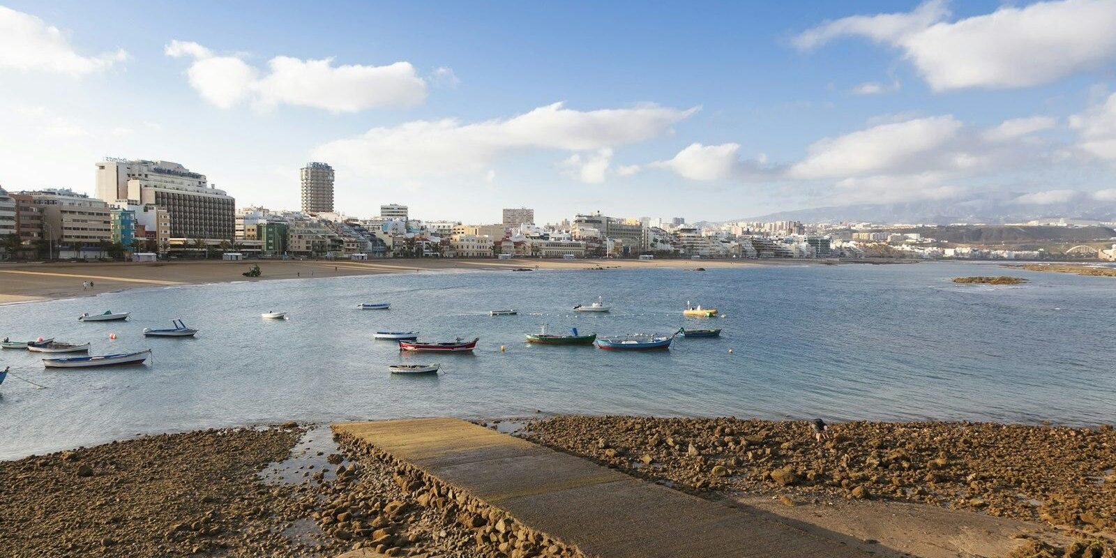 Bucht von Las Palmas de Gran Canaria Boote in einer Bucht von Las Palmas de Gran Canaria vor der Stadtkulisse