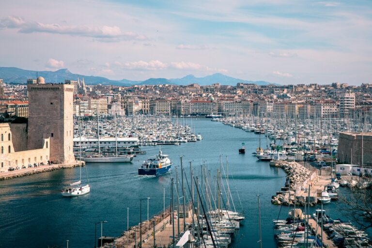 Einfahrt in den Vieux-Port von Marseille mit dem Fort Saint-Jean