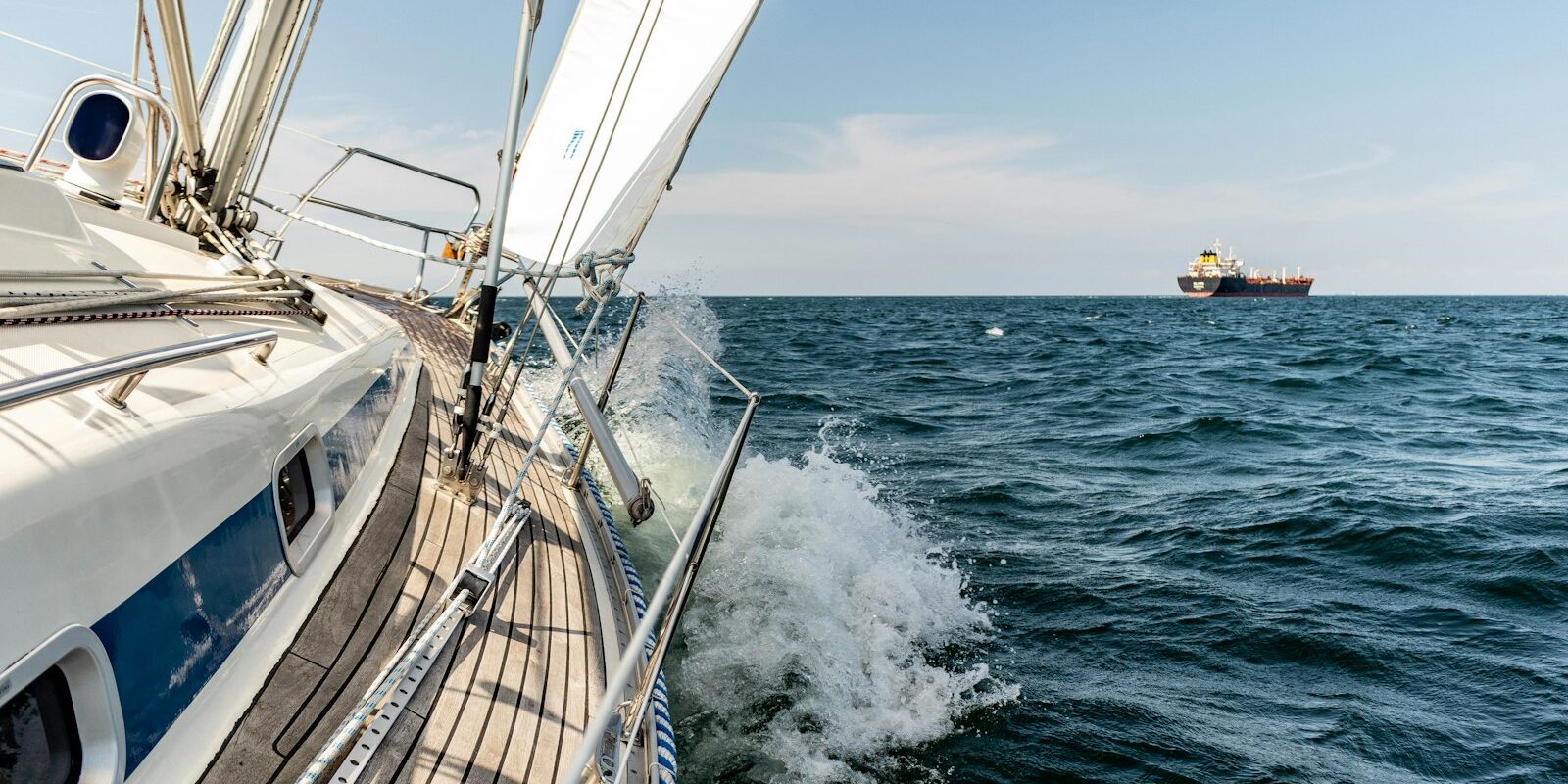 Segelboot auf der Ostsee Segelboot auf der Ostsee bei ruhigem Wetter