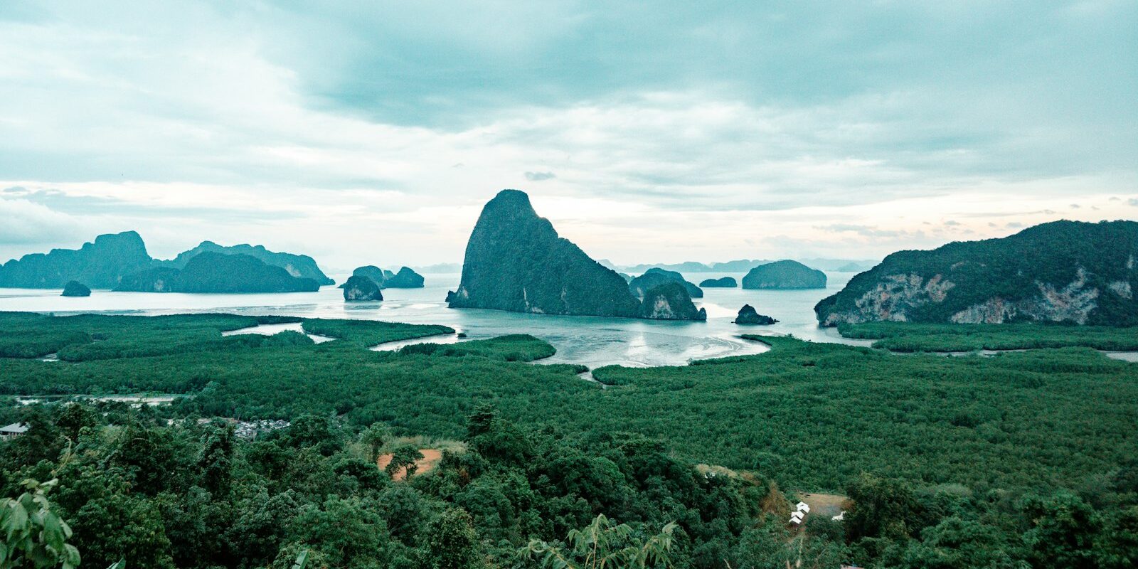 Bucht von Phang Nga mit Kalksteininseln
