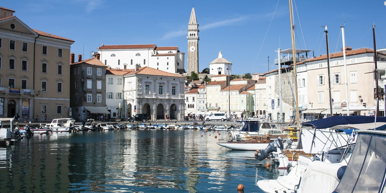 Hafen von Piran mit Segelbooten