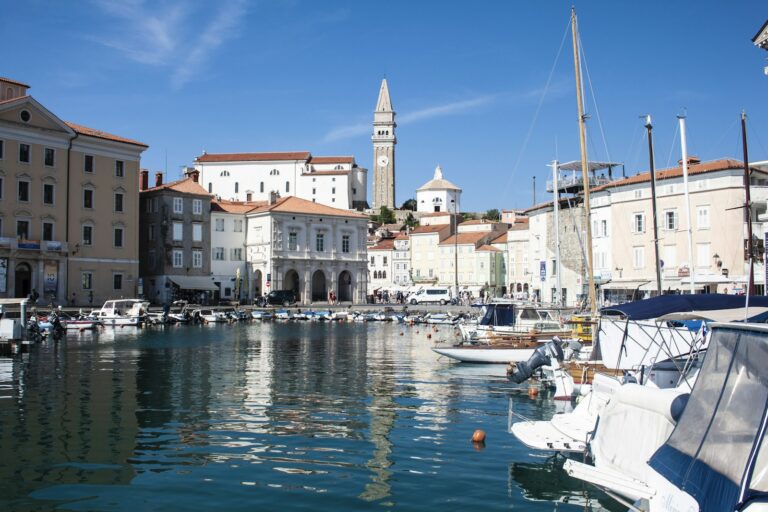 Hafen von Piran mit Segelbooten