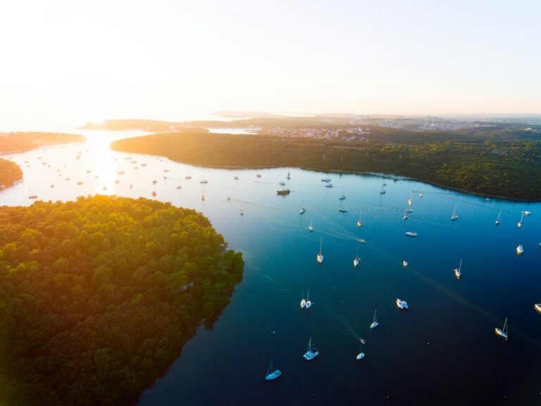 Bucht bei Pula mit ankernden Yachten
