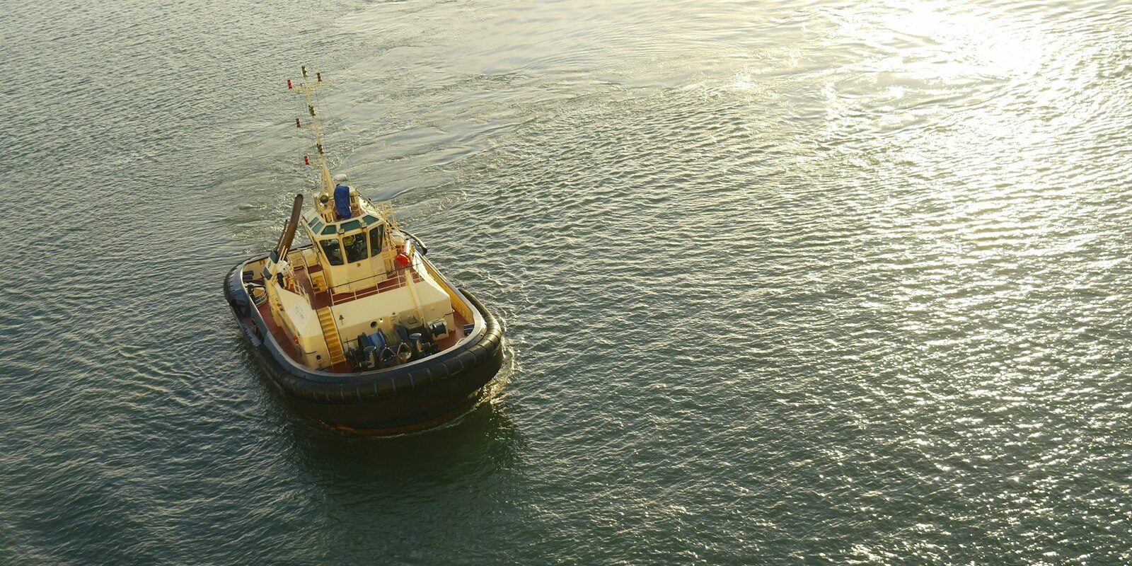 Schlepper auf See von oben Schlepper auf See, von oben fotografiert