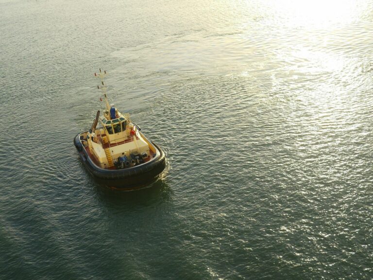 Schlepper auf See, von oben fotografiert
