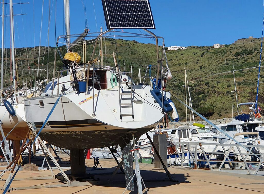 Segelboot mit Solarpaneel am Heck