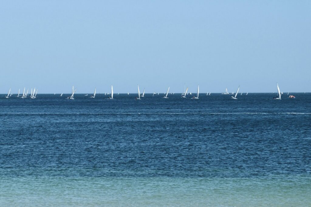 Viele Segelboote am Horizont vor Kiel