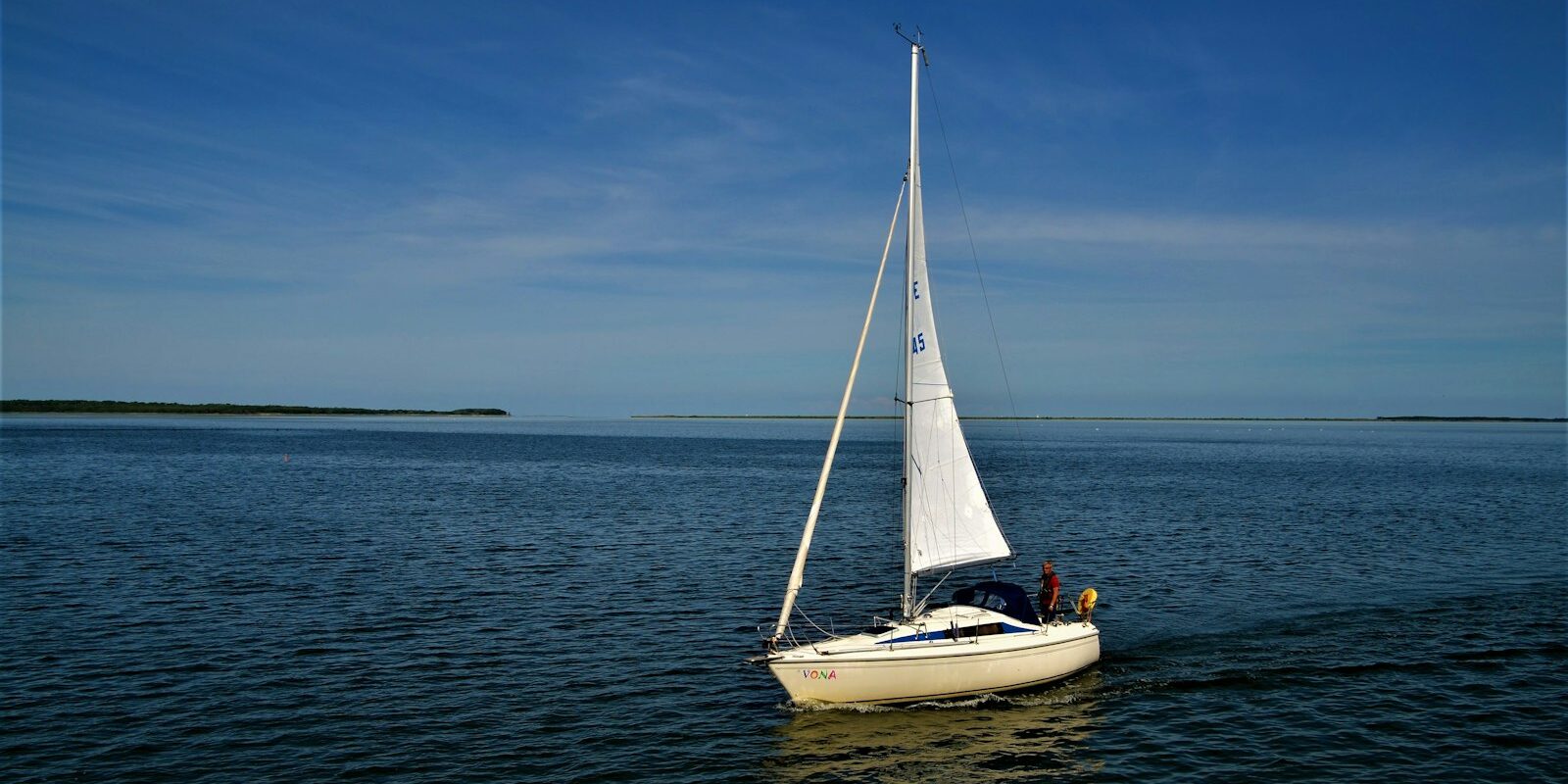 Segelyacht unter Segeln auf der Ostsee