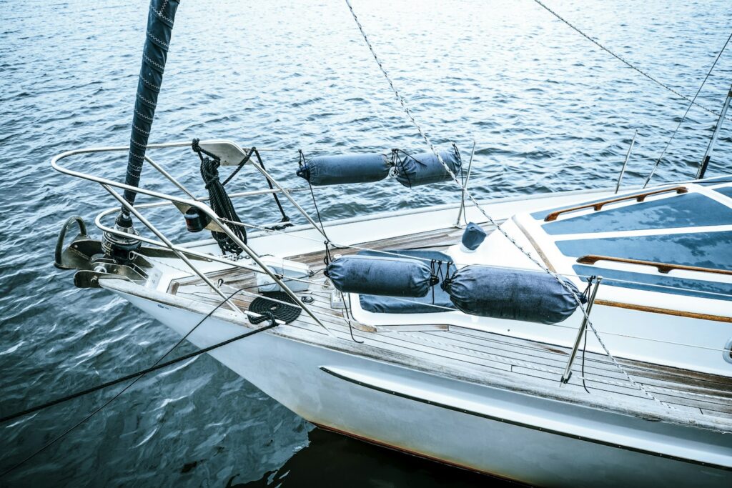 Blick vom Bug einer Segelyacht unter Segeln auf das Meer