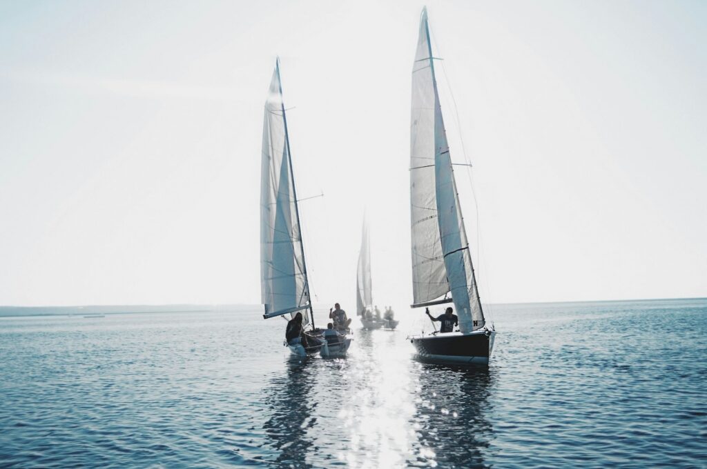Zwei Segelyachten am Wind im Gegenlicht