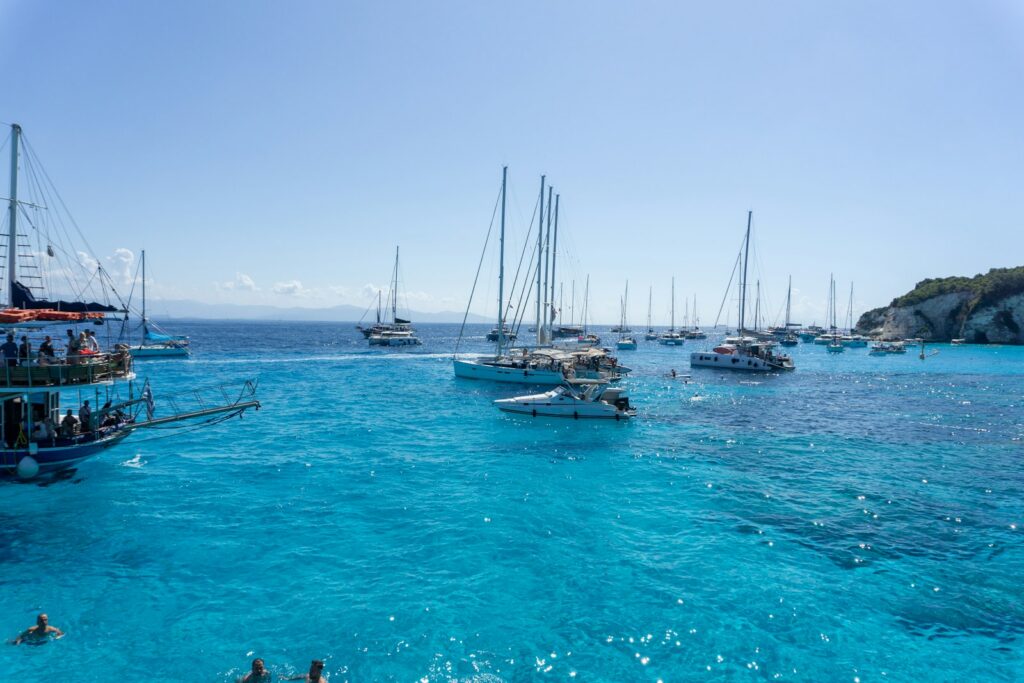 Segelyachten vor Anker in türkisblauem Wasser am Ionischen Meer