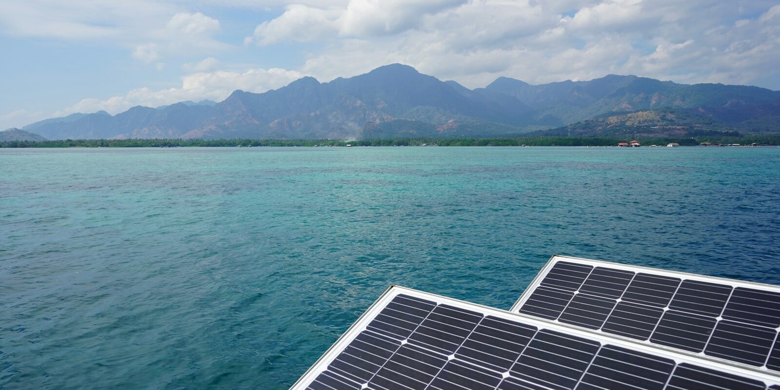 Solarpaneele an Bord eines Bootes Solarpaneele an Bord eines Bootes