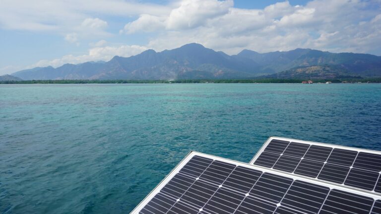 Solarpaneele an Bord eines Bootes