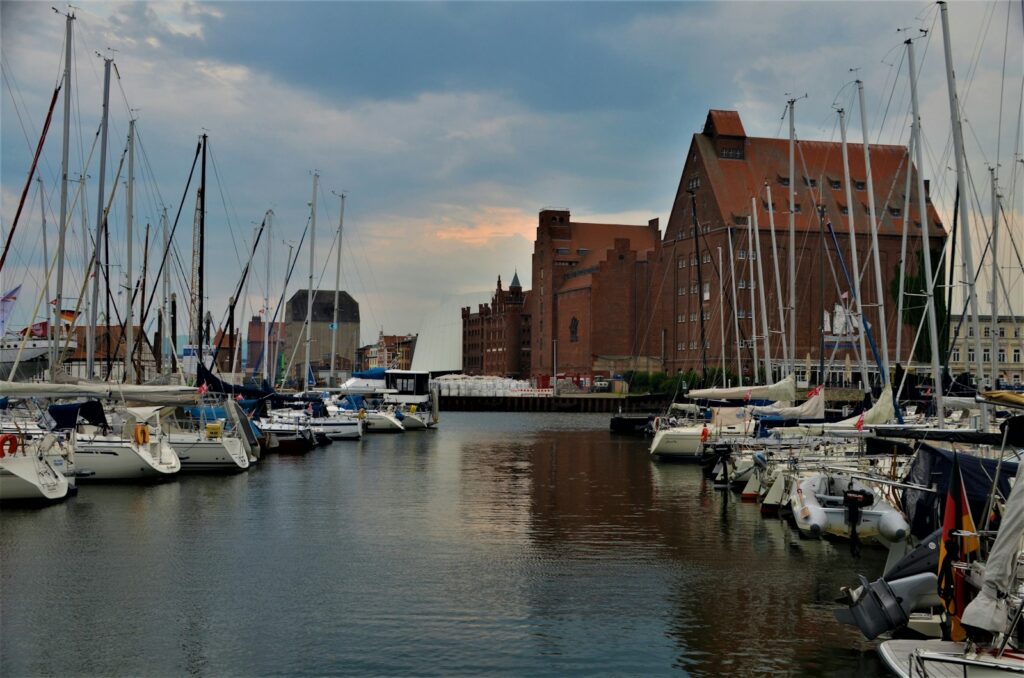Hafen von Stralsund mit historischen Speichern