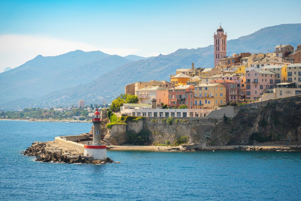 Bastia mit Zitadelle und Hafen vom Meer aus
