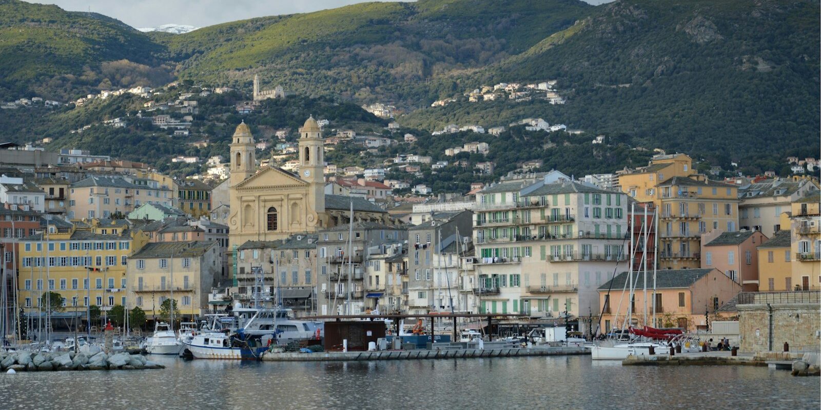 Vieux-Port von Bastia mit der Kirche Saint-Jean-Baptiste Vieux-Port von Bastia mit der Kirche Saint-Jean-Baptiste