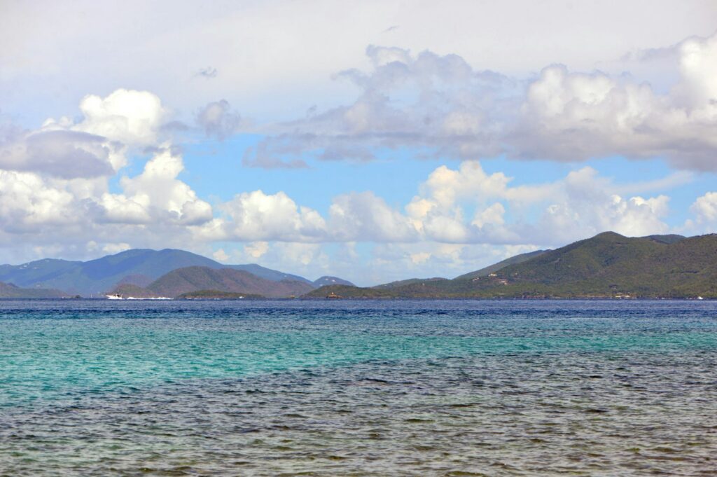 Blick über klares Wasser auf die Hügel von Tortola