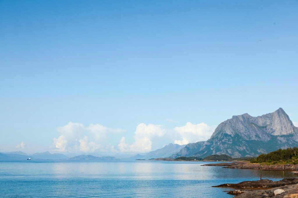 Küste bei Bodø mit Bergen am Horizont