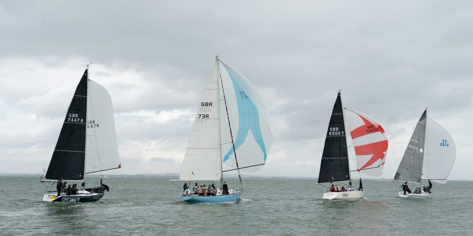 Segelyachten vor Cowes im Solent Segelyachten vor Cowes im Solent