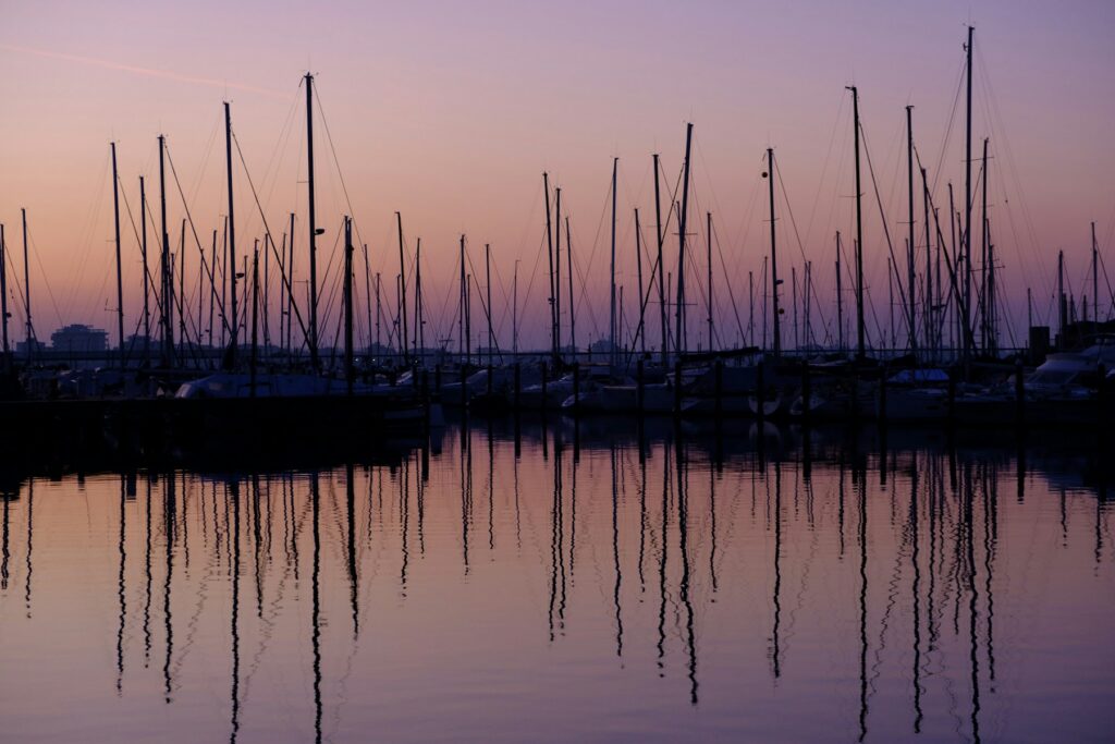 Segelyachten in einer Marina