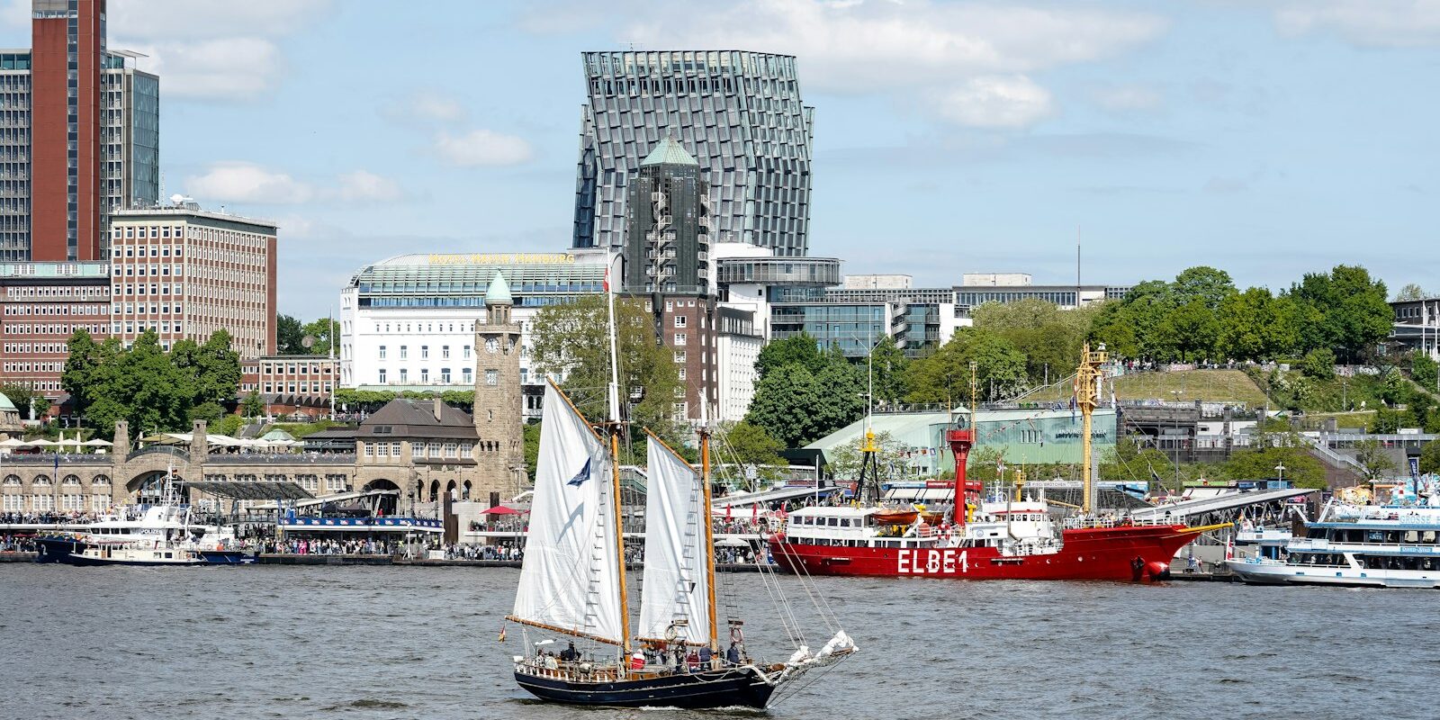 Segelschiff auf der Elbe vor den Landungsbrücken in Hamburg Segelschiff auf der Elbe vor den Landungsbrücken in Hamburg