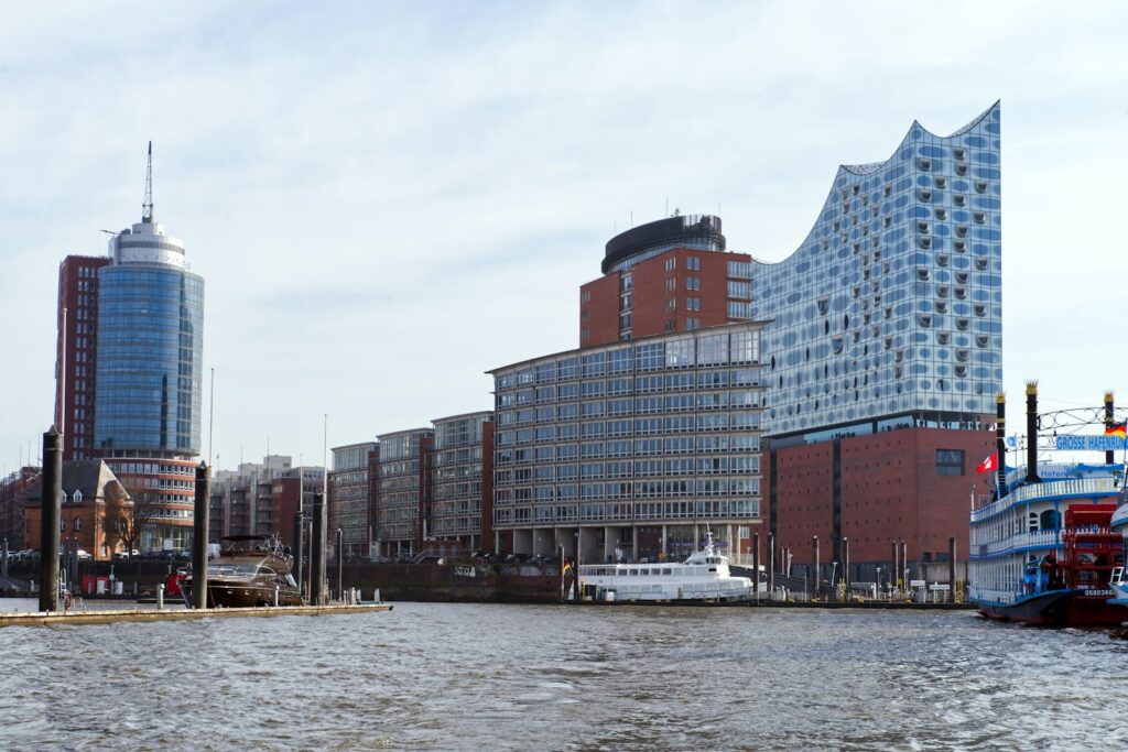 Elbphilharmonie und Hafen in Hamburg vom Wasser aus