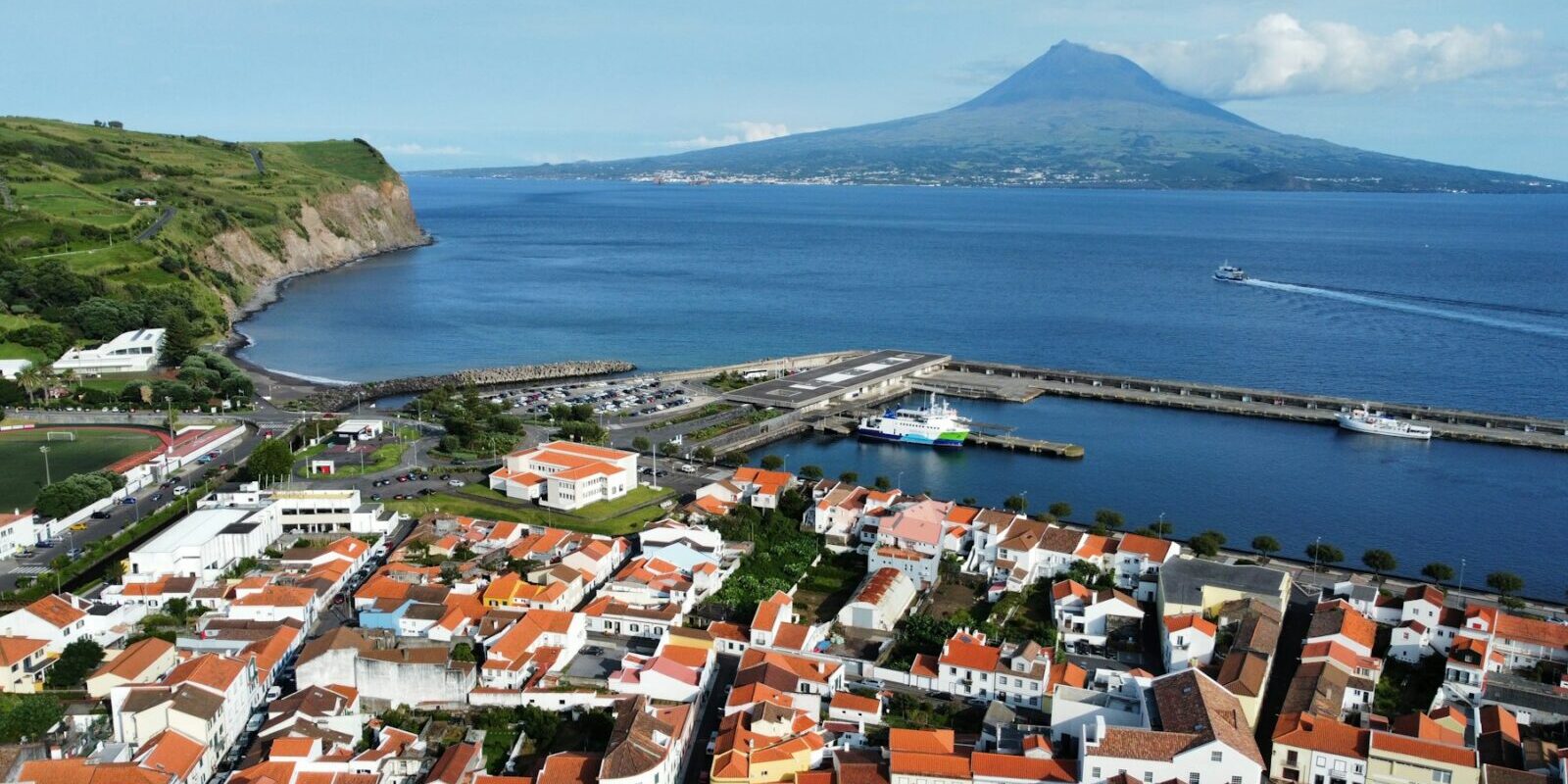 Horta mit Marina und dem Pico im Hintergrund