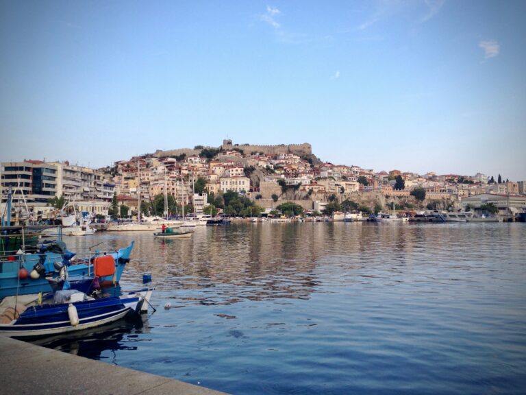 Kavala mit Altstadt und Burg vom Wasser aus