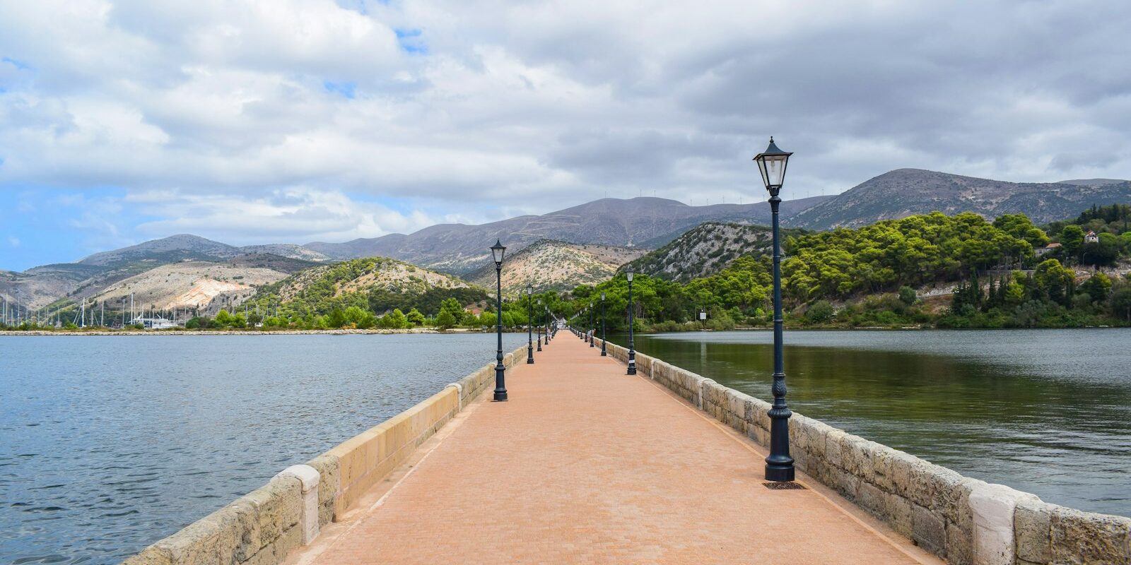 Uferpromenade und Brücke in Argostoli auf Kefalonia Uferpromenade und Brücke in Argostoli auf Kefalonia