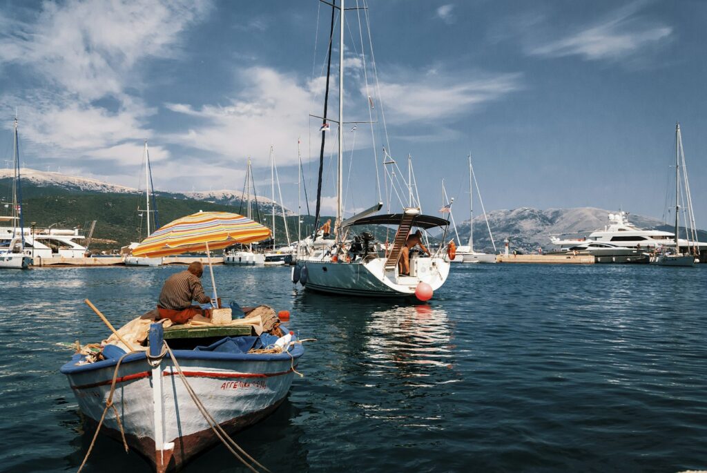Boote an der Küste von Kefalonia