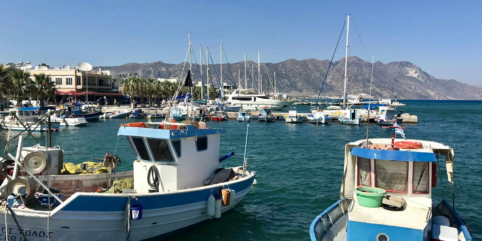 Fischerboote und Yachten im Hafen von Kos