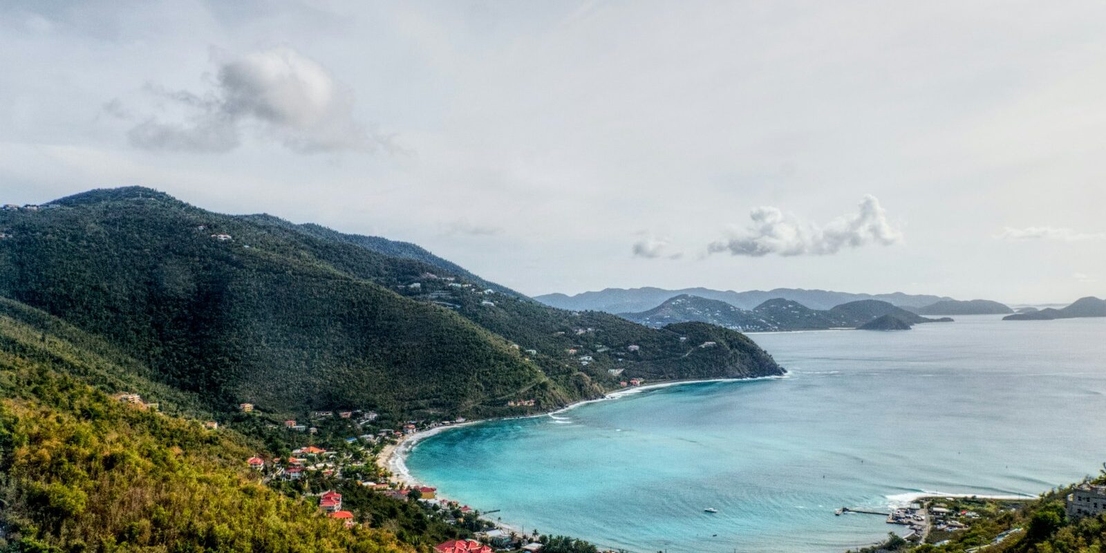 Küste von Tortola Blick über eine Bucht an der Küste von Tortola