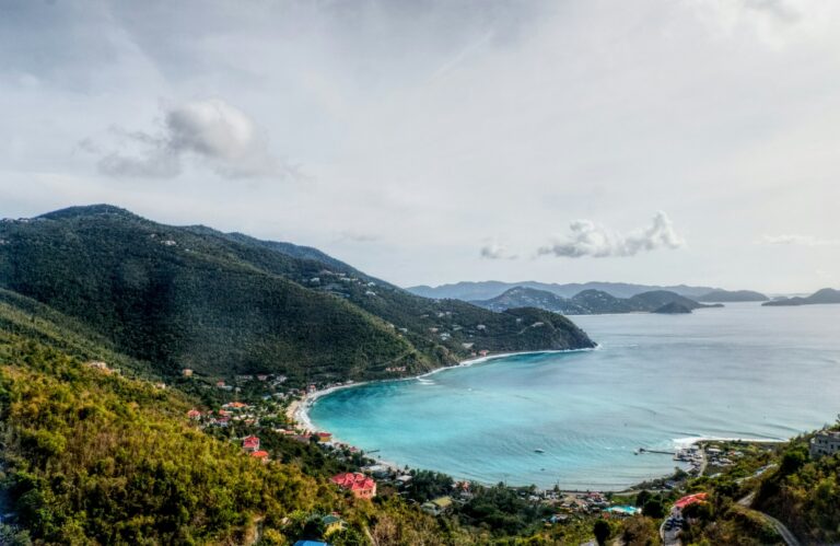 Blick über eine Bucht an der Küste von Tortola