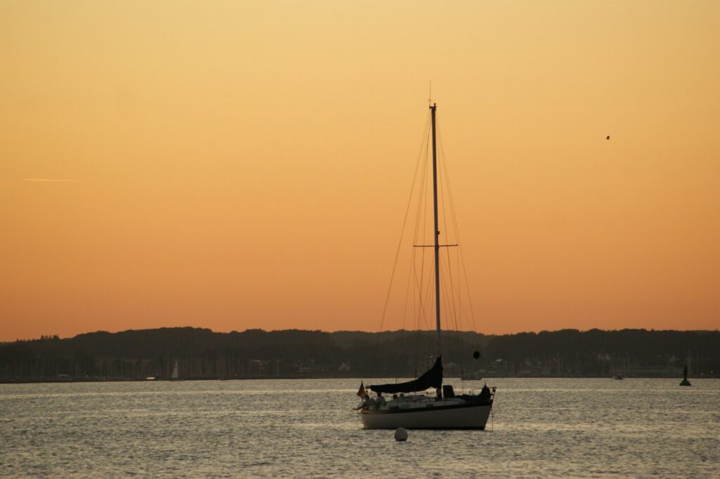 Segelboot vor Laboe bei Sonnenuntergang