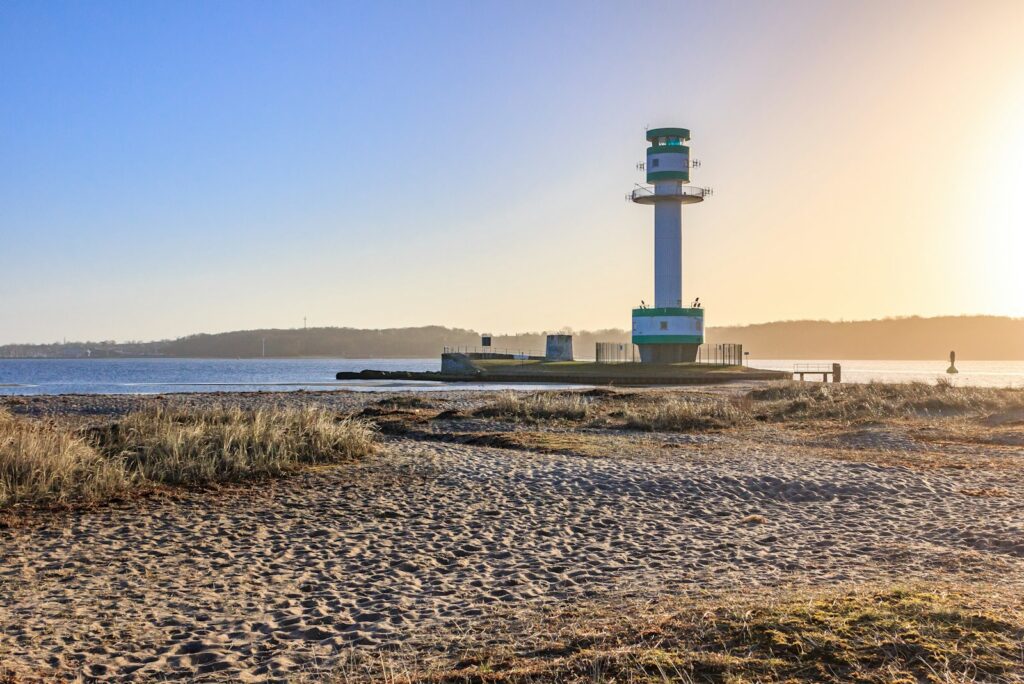 Leuchtturm am Strand an der Kieler Förde